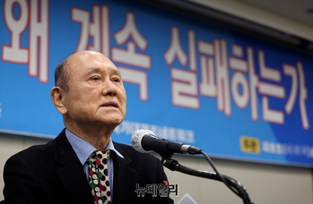 [포토] 발제하는 최광 전 보건복지부 장관