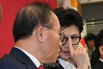 [포토] 대화 나누는 한동훈·윤재옥