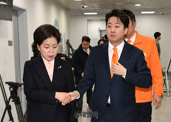 [포토] 입장하는 이준석 개혁신당 대표와 양향자 한국의희망 대표