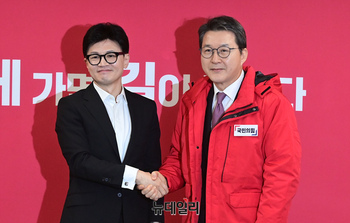 [포토] 악수 나누는 한동훈 위원장과 신동욱 전 앵커