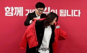 [포토] 이레나 교수에게 국민의힘 점퍼 입히는 한동훈 위원장
