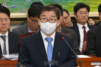 [포토] 답변하는 유철환 국민권익위원장