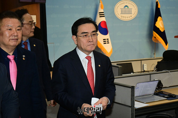 [포토] 회견장 나서는 태영호 국민의힘 의원