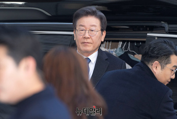 [포토] '대장동 재판' 출석하는 이재명 민주당 대표 