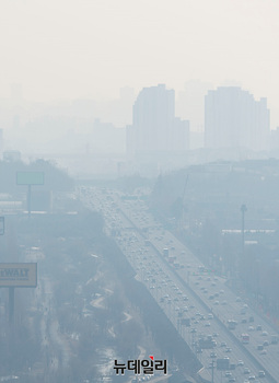 [포토] 미세먼지 덮인 경부고속도로