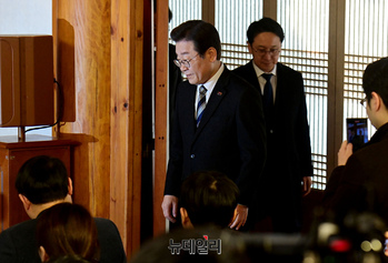 [포토] 회견장 들어서는 이재명 더불어민주당 대표