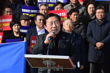 [포토] 중대재해처벌법 유예 불발 규탄하는 김기문 중기중앙회장