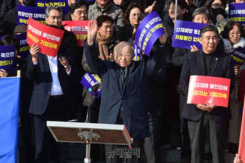[포토] 손들어 인사하는 손경식 한국경영자총협회 회장