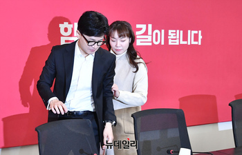 [포토] 김예지 위원 에스코트 하는 한동훈 위원장