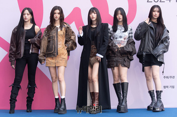 [포토] 서울패션위크 포토월 참석한 '홍보대사' 뉴진스