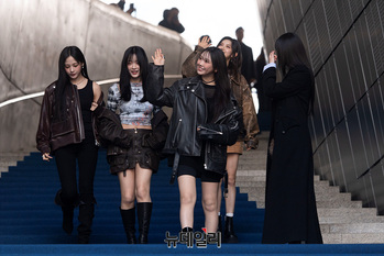 [포토] 팬들에게 인사하는 뉴진스