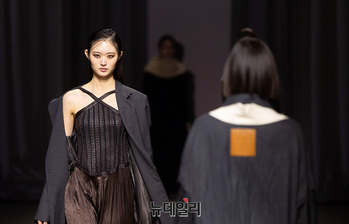 [포토] 2024 서울패션위크 오프닝쇼, 박소영 디자이너 '줄라이칼럼' 런웨이 1/3