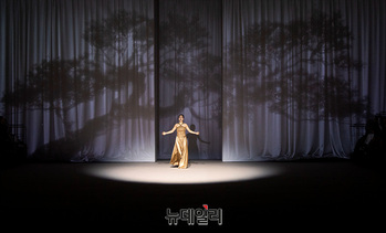 [포토] 오프닝 쇼 피날레 장식하는 박혜상 소프라노