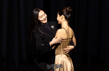 [포토] 박혜상 소프라노와 인사나누는 박소영 디자이너