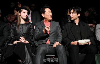 [포토] 서울패션위크 오프닝 쇼 참석한 오세훈 서울시장