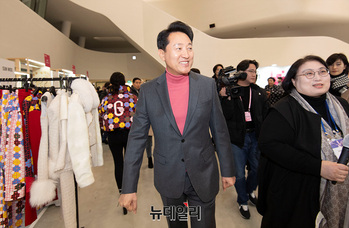 [포토] 2024 서울패션위크 트레이드쇼 찾은 오세훈 서울시장