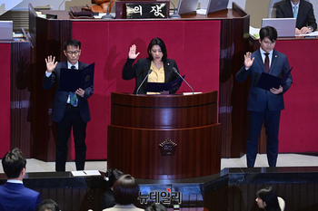 [포토] 선서하는 이자스민·양경규·김근태 