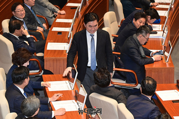 [포토] 민주당 의원들과 대화 나누는 김종민 미래대연합 공동대표