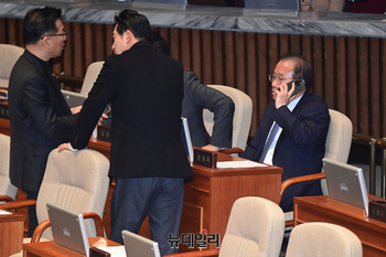 [포토] 전화통화 하는 윤재옥 국민의힘 원내대표