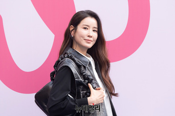 [포토] 서울패션위크 이태란 '오늘 패션 어때요'