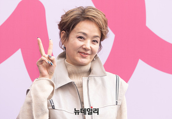 [포토] 서울패션위크 배종옥 '신나는 브이'