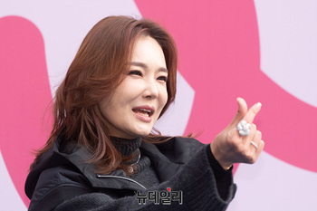 [포토] 서울패션위크 이수정, 손가락 하트 