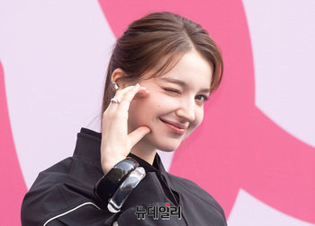 [포토] 서울패션위크 안젤리나 다닐로바, 상큼한 볼하트 