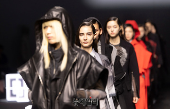 [포토] '강렬한 대비와 부드러운 조화' 박춘무 디자이너 데무 런웨이 1/3