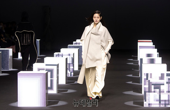 [포토] '강렬한 대비와 부드러운 조화' 박춘무 디자이너 데무 런웨이 3/3