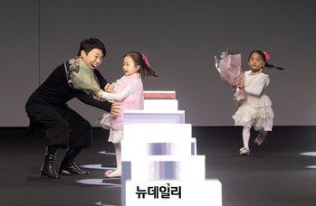 [포토] 꽃다발 받는 '데무박춘무' 박춘무 디자이너