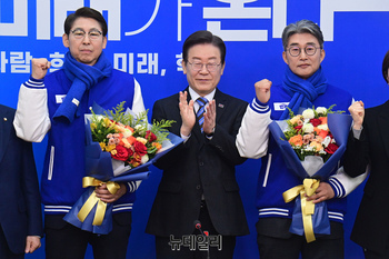 [포토] 이훈기·노종면 전 기자와 기념촬영 하는 이재명 대표