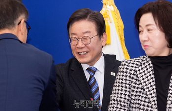 [포토] 한반도위기관리TF 전체회의, 인사나누는 이재명 민주당 대표