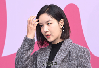 [포토] 머리 쓸어 넘기는 손성윤 