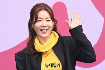 [포토] 서울패션위크, 손인사하는 안선영 