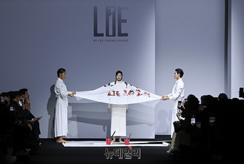 [포토] '모두가 함께하는 올림픽' 이청청 디자이너 라이 런웨이 1/3