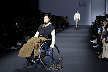 [포토] '모두가 함께하는 올림픽' 이청청 디자이너 라이 런웨이 2/3