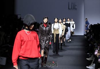 [포토] '모두가 함께하는 올림픽' 이청청 디자이너 라이 런웨이 3/3