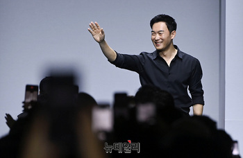 [포토] 서울패션위크 '라이(LIE)' 런웨이, 인사하는 이청청 디자이너 