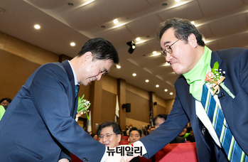 [포토] 악수하는 김종민·이낙연 새로운미래 공동대표