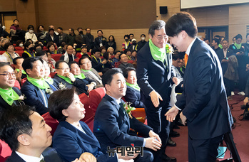 [포토] 인사나누는 이준석 개혁신당 대표