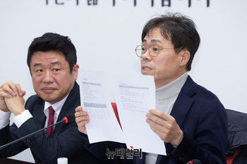 [포토] 자료공개하는 김경율 국민의힘 비상대책위원