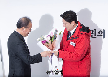 [포토] 국민의힘 인재영입식, 꽃다발 받는 진종오
