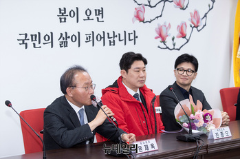 [포토] 마이크잡은 윤재옥 국민의힘 원내대표 