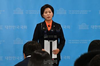 [포토] 기자들의 질문에 답하는 양향자 개혁신당 원내대표