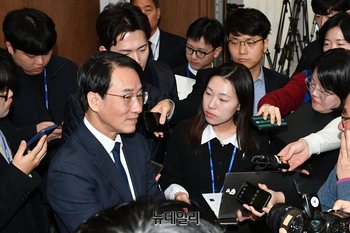 [포토] 취재진에 둘러쌓인 이원욱 미래대연합 공동대표