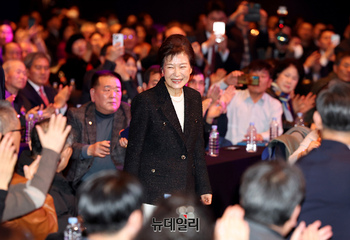 [포토] 출간기념 입장하는 박근혜 전 대통령