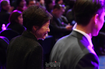 [포토] 대구서 열린 출간기념회 입장하는 박근혜 전 대통령