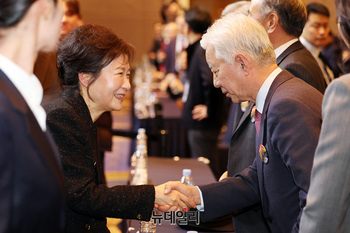 [포토] 한민구 장관과 악수나누는 박근혜 전 대통령