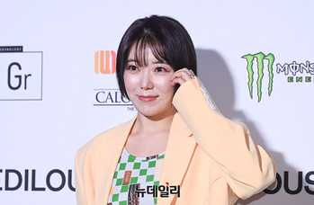 [포토] 서울패션위크 하지영 '귀여운 볼하트'