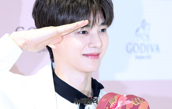 [포토] 입대 앞둔 고디바 뮤즈 '송강' 거수경례